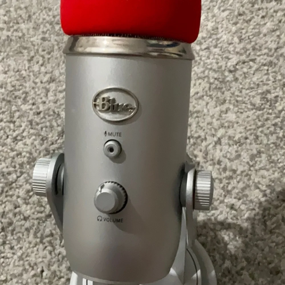BLUE YETI SILVER MICROPHONE!! EUC CORD AND PHONE ADAPTER INCLUDED!